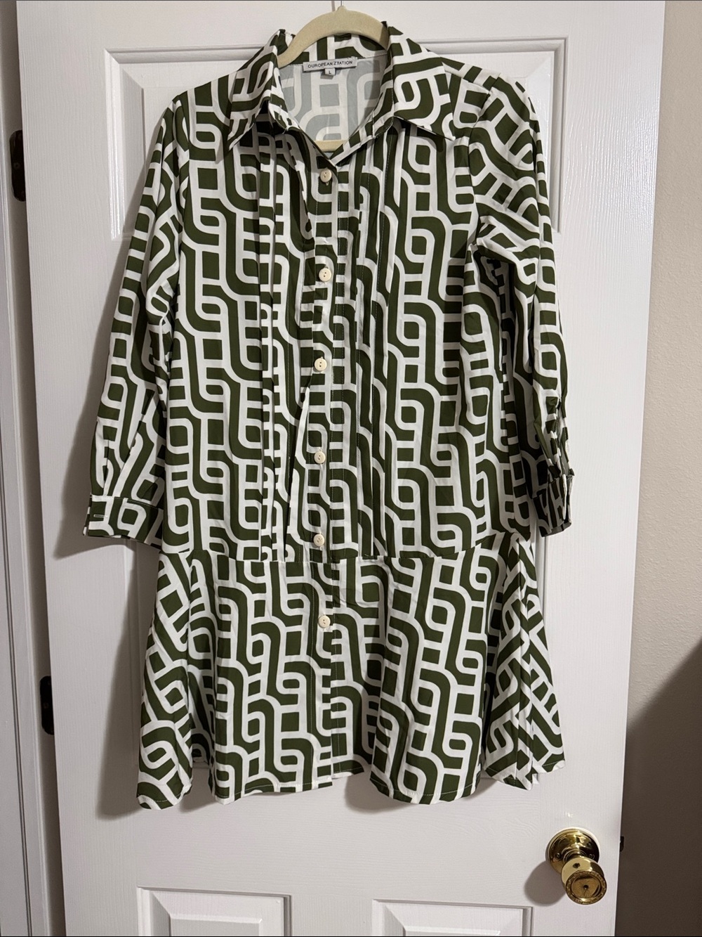 Ouropeanztation geometric dress. Dark green and off cream color.